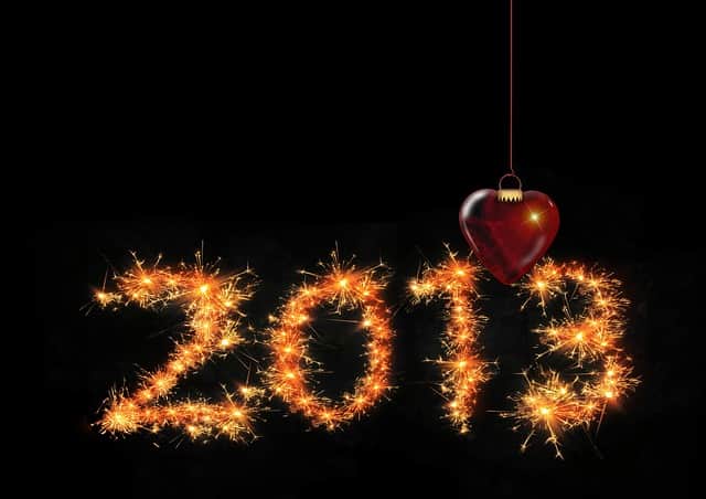 2013 escrito com fogos de artifí­cio e bola de natal em forma de coração