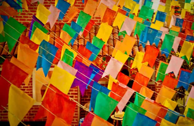 Bandeirinhas de papel coloridas em festa junina