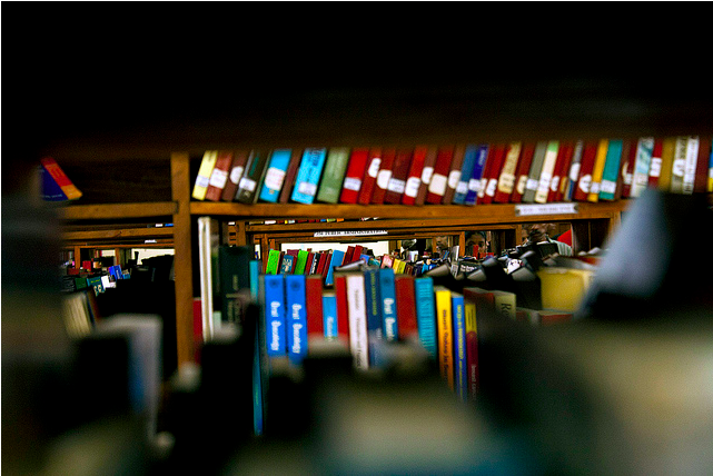 Livros na Biblioteca (Jaffna Library, foto de Gerald Pereira em www.flickr.com/photos/geraldpereira/6140017255/ )