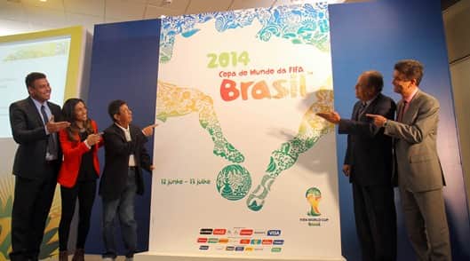 Embaixadores da FIFA revelam o cartaz oficial da Copa do Mundo 2014 no Brasil