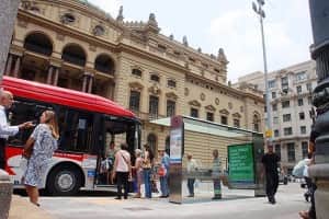 Foto de mobilií¡rio urbano em ponto de í´nibus ao lado do Teatro Municipal