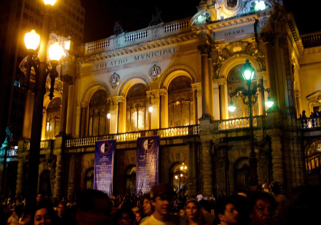 Theatro Municipal de São Paulo na Virada Cultural. Foto de Denise Mauymi em flickr.com/denise_mayumi/2447008905